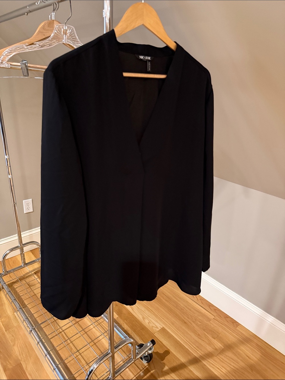 NIC+ZOE Black V-Neck Long Sleeve Blouse